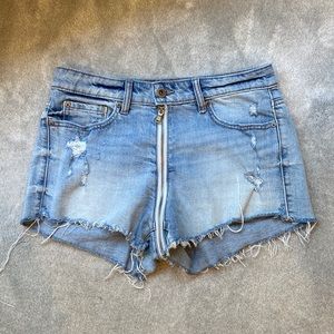 Very stylish jean shorts with zipper in front